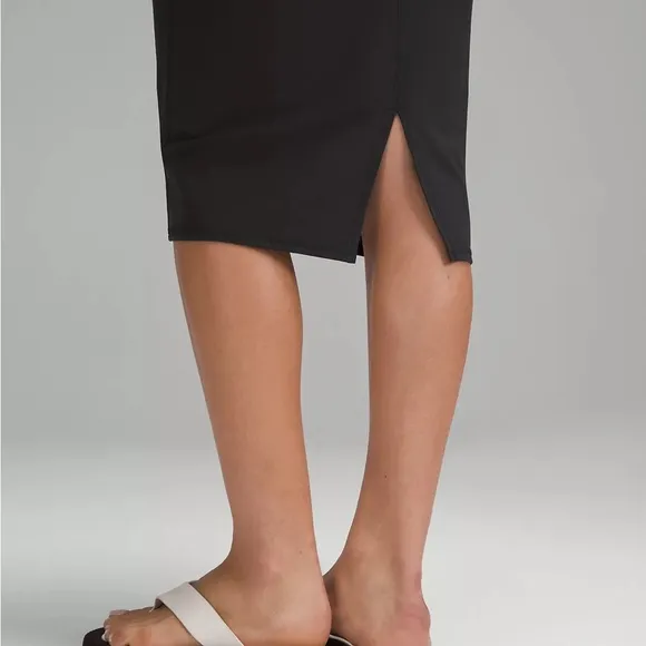 EUC Lululemon Nulu Slim Fit High Rise Skirt Black Size 2