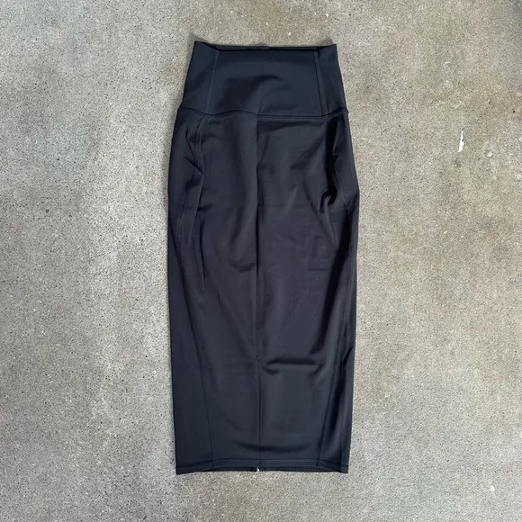 EUC Lululemon Nulu Slim Fit High Rise Skirt Black Size 2