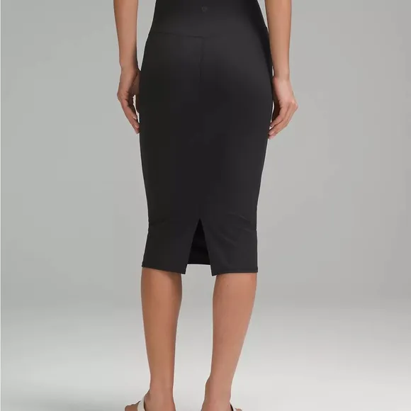 EUC Lululemon Nulu Slim Fit High Rise Skirt Black Size 2