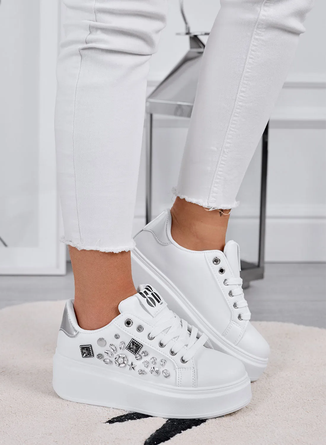 KELLY - Sneakers bianche con zeppa e applicazioni gioiello argento