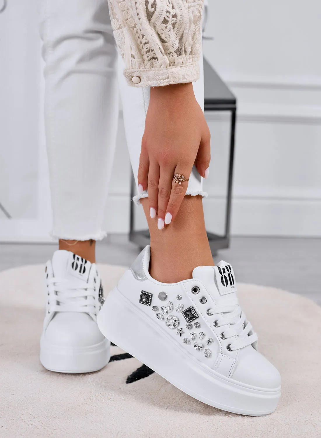 KELLY - Sneakers bianche con zeppa e applicazioni gioiello argento